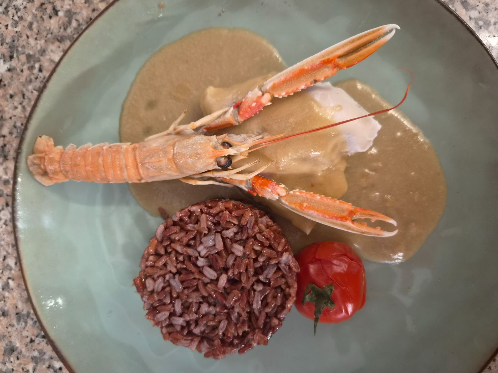Langoustine entière et riz rouge en sauce