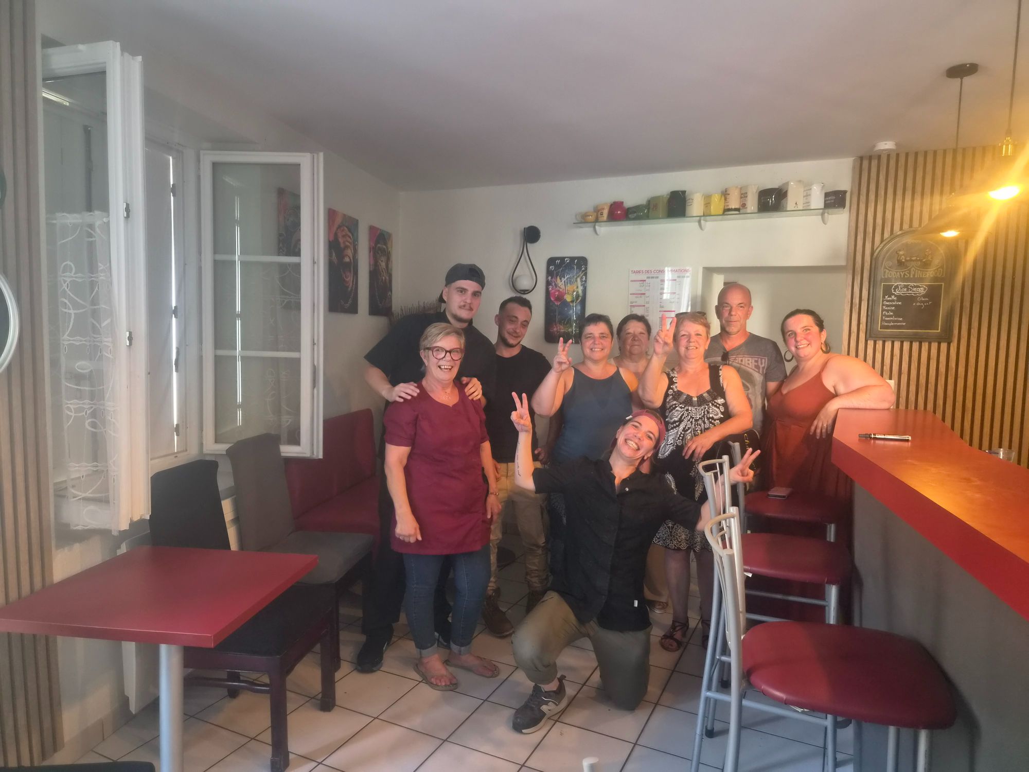 Groupe de personnes réuni dans une salle avec comptoir