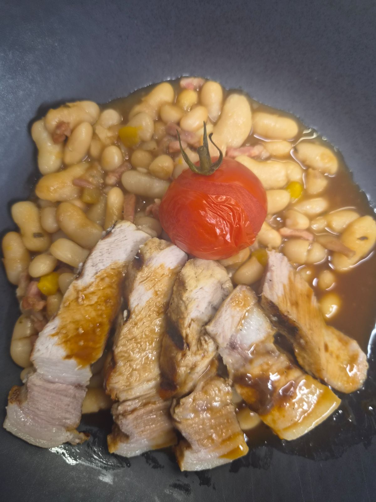 Viande tranchée avec haricots blancs en sauce
